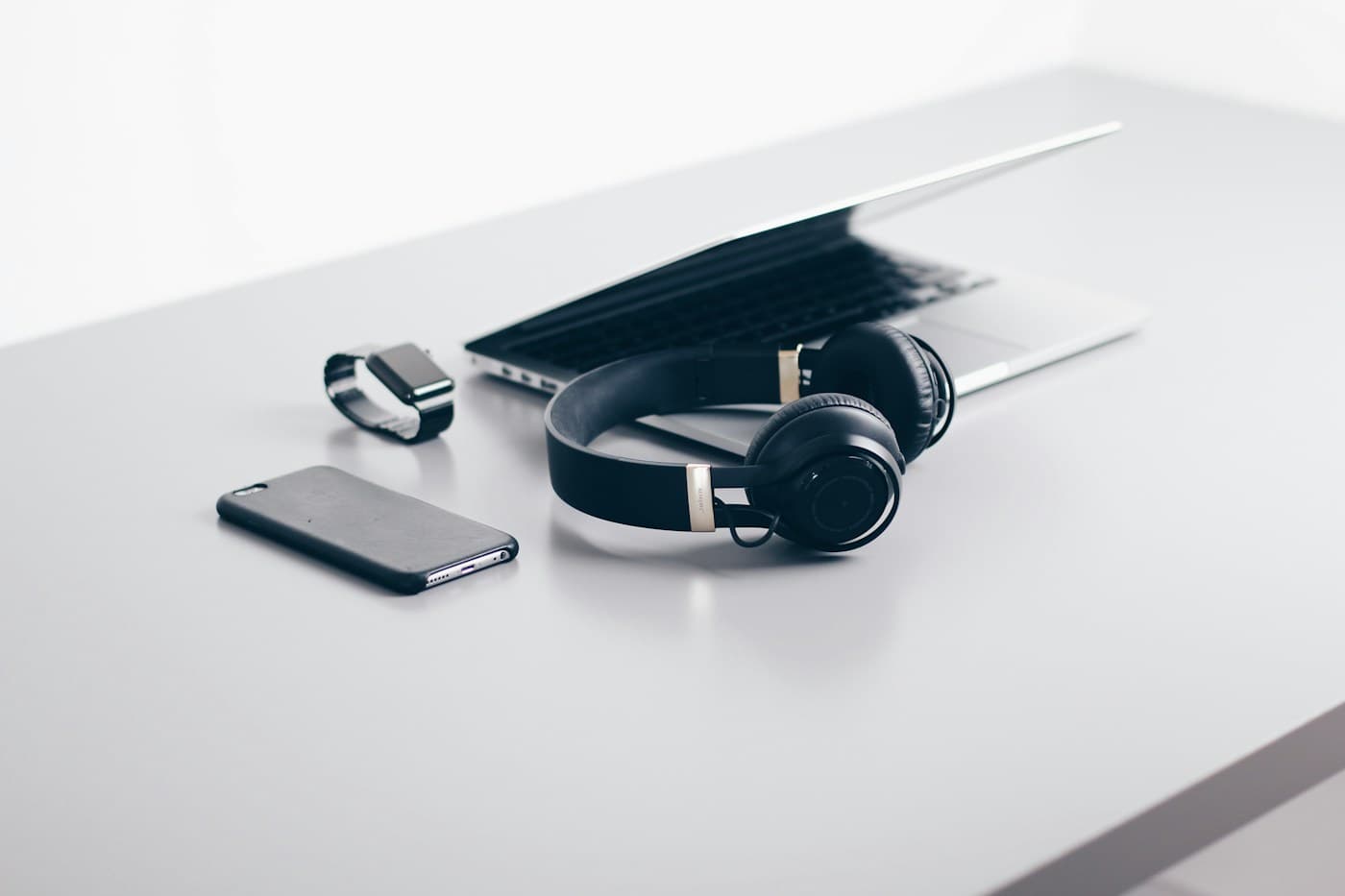 Mesa com equipamentos de tecnologia, fotografia ilustrativa